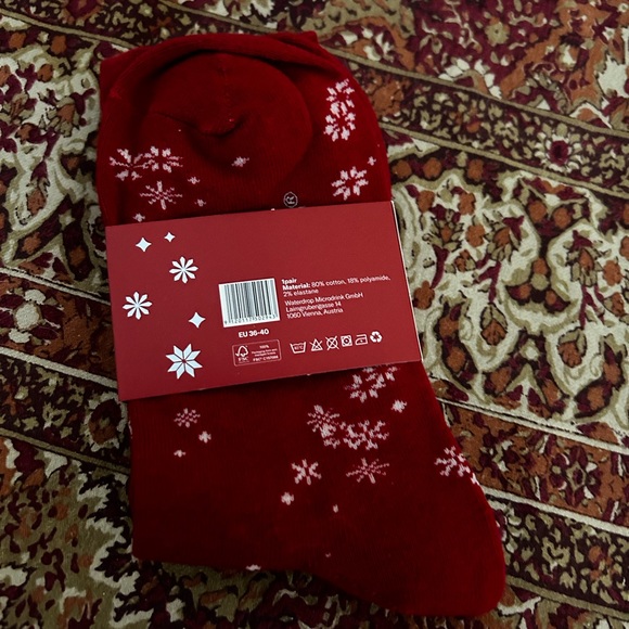 NWT Waterdrop Holiday Red + White Snowflake socks - Picture 2 of 2